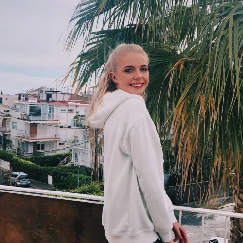 Работа для девушек за границей.